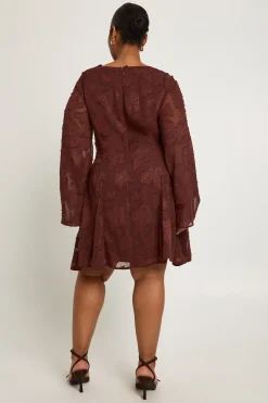 Robe patineuse plus en burnout à encolure drapée et volant frontal