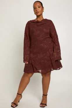 Robe patineuse plus en burnout à encolure drapée et volant frontal