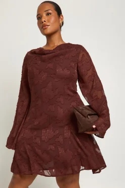 Robe patineuse plus en burnout à encolure drapée et volant frontal