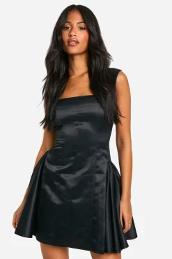 Robe patineuse structurée en satin haut, col carré