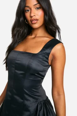 Robe patineuse structurée en satin haut, col carré