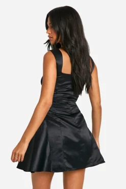 Robe patineuse structurée en satin haut, col carré
