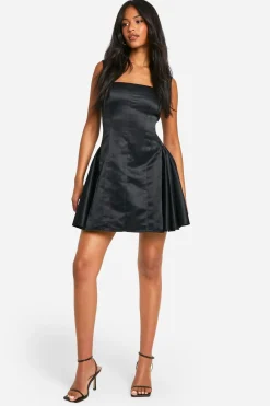 Robe patineuse structurée en satin haut, col carré