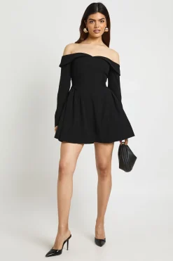 Robe Patineuse Structurée à Manches Longues et Col Bardot