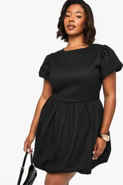 ROBE PATINEUSE STRUCTURÉE POUR TAILLES PLUS EN TISSU TEXTURÉ AVEC EFFET POMPON