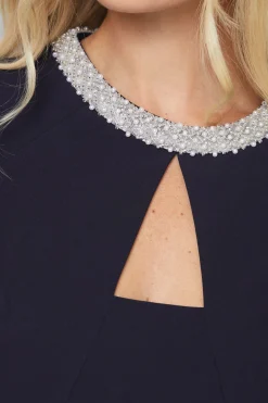 Robe Petite à Manches Cape avec Détails de Coutures Ornementées