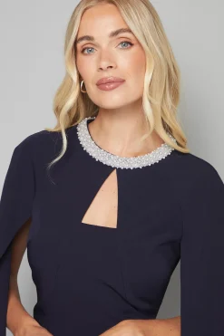 Robe Petite à Manches Cape avec Détails de Coutures Ornementées