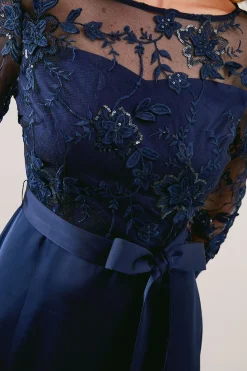 Robe Petite Occasion en Satin avec Superposition de Maille Ajustée et Évasée
