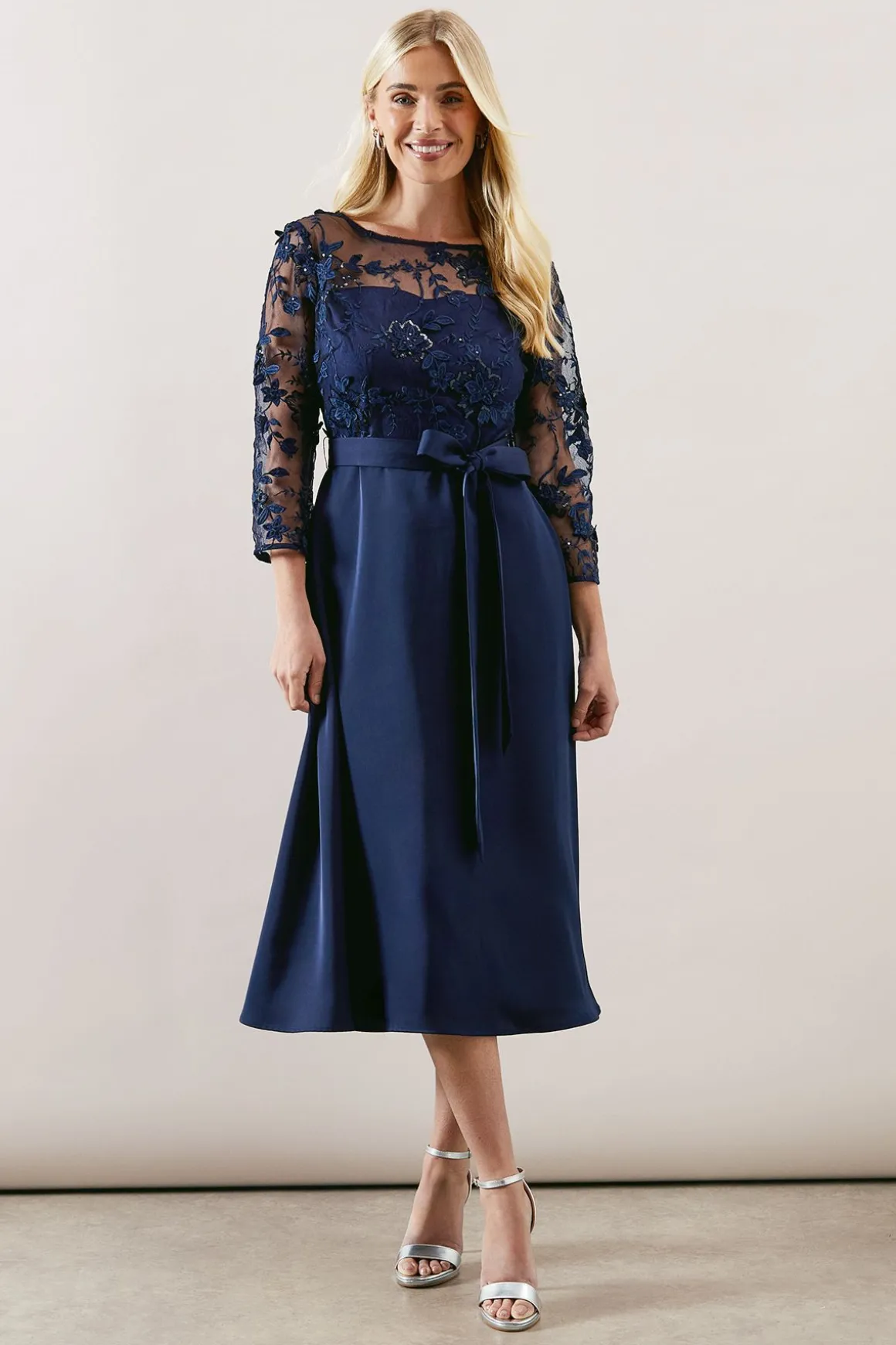 Robe Petite Occasion en Satin avec Superposition de Maille Ajustée et Évasée