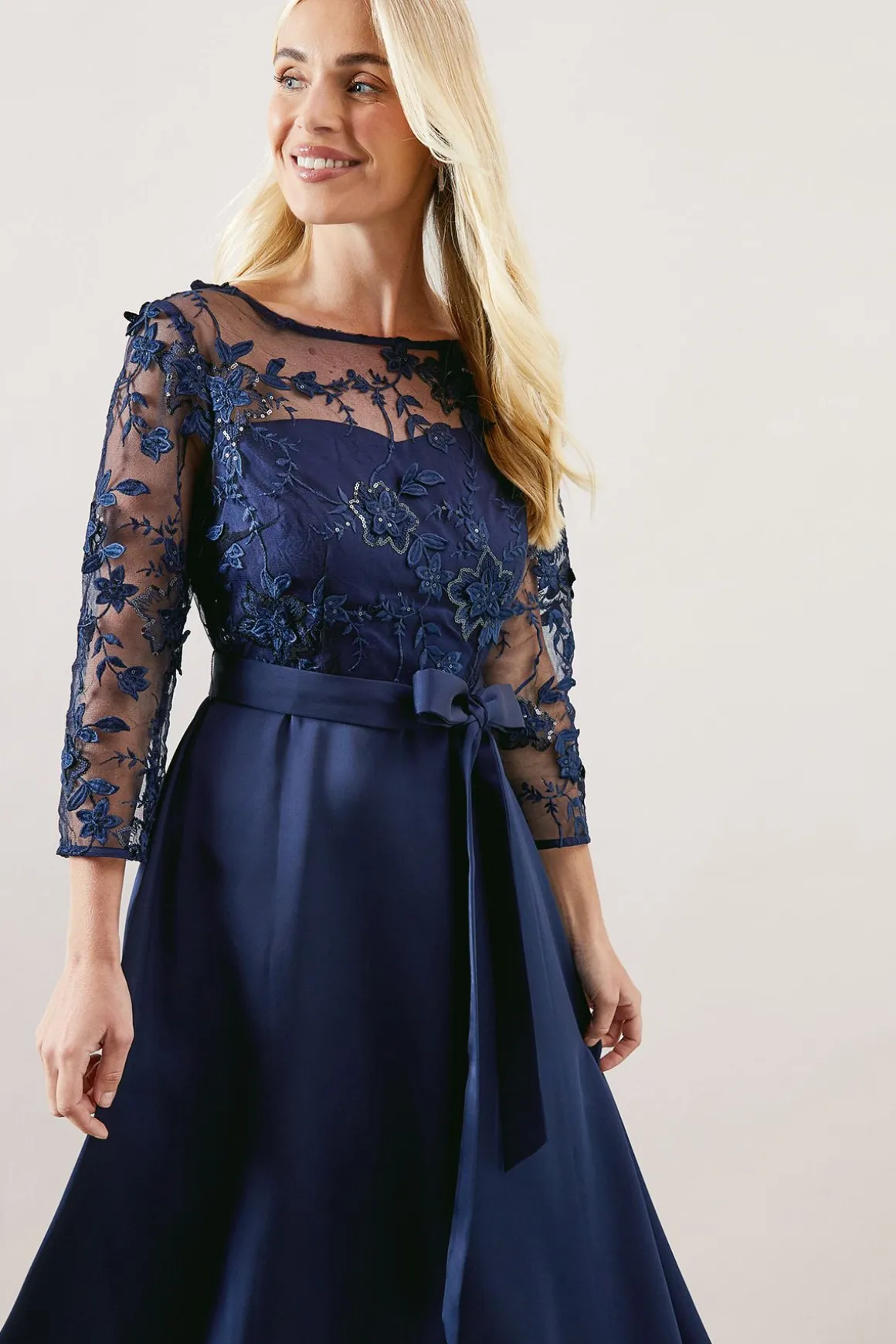Robe Petite Occasion en Satin avec Superposition de Maille Ajustée et Évasée