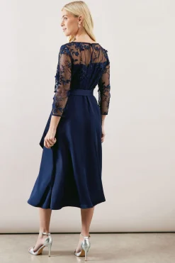 Robe Petite Occasion en Satin avec Superposition de Maille Ajustée et Évasée