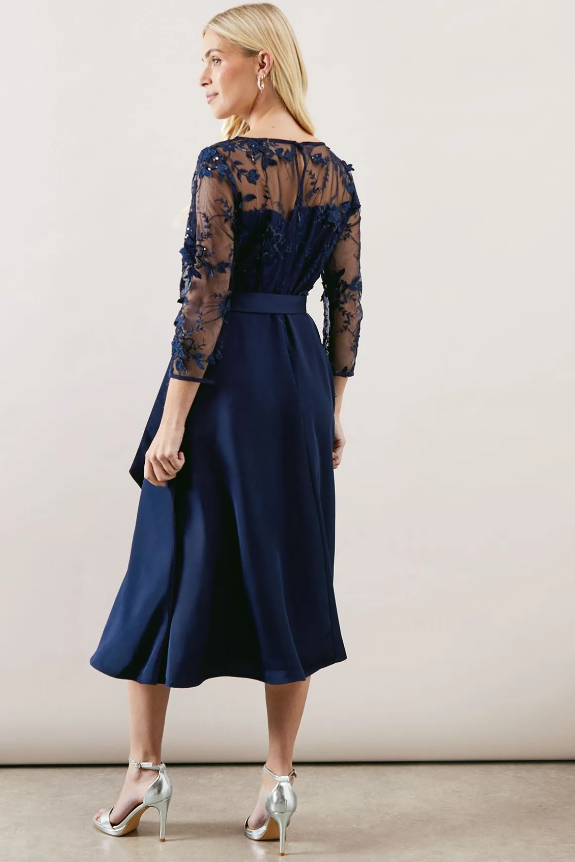 Robe Petite Occasion en Satin avec Superposition de Maille Ajustée et Évasée