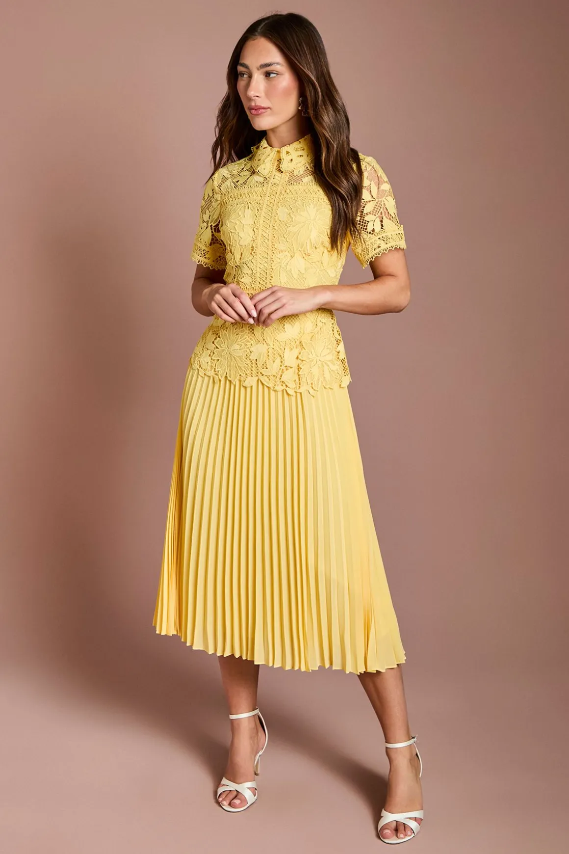 Robe Plissée À Haut En Dentelle