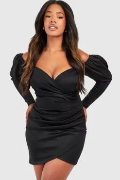 Robe portefeuille grande taille à épaules dénudées et détails plissés