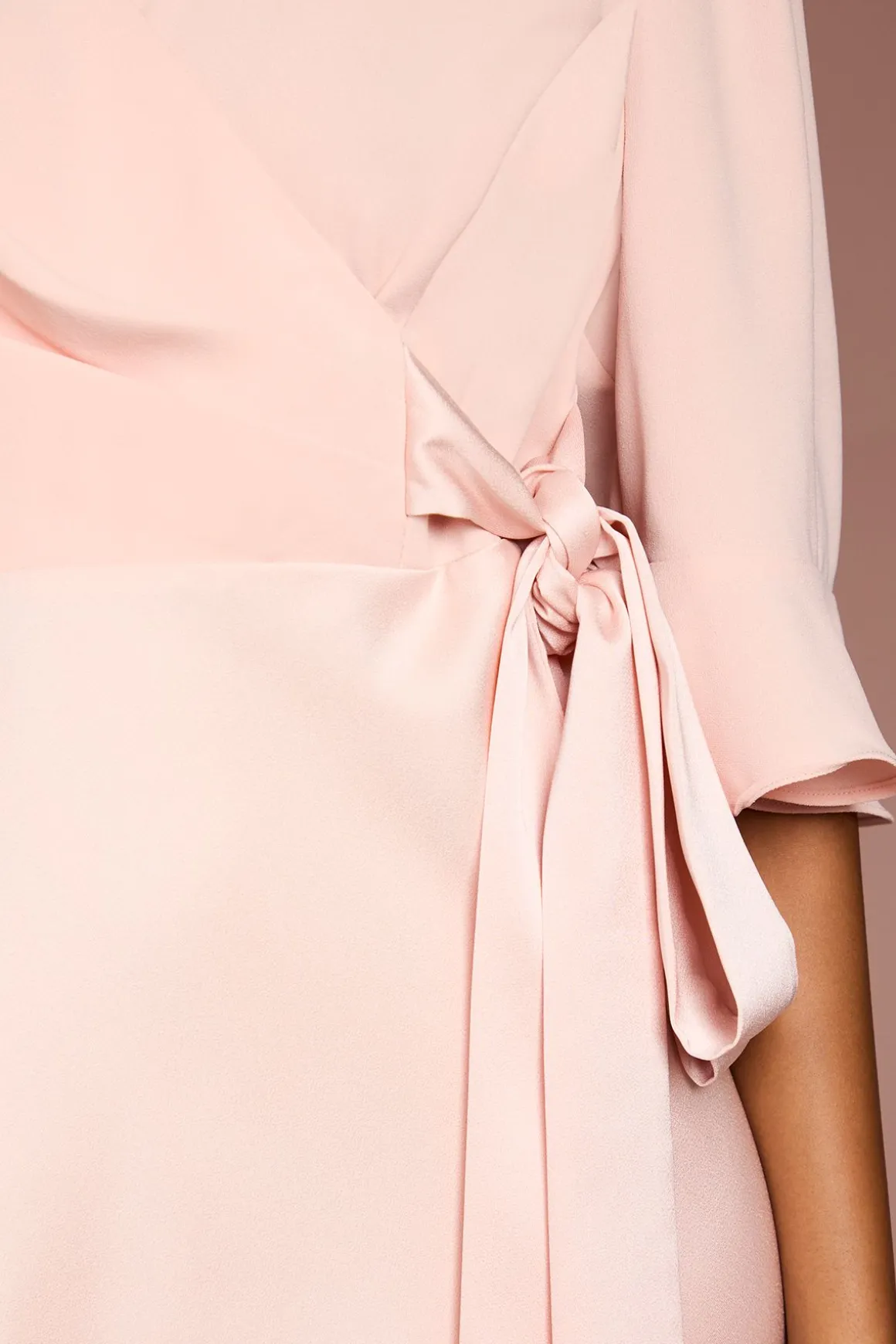 Robe Portefeuille Petite Taille En Crêpe Dos Satiné Avec Manches À Volants