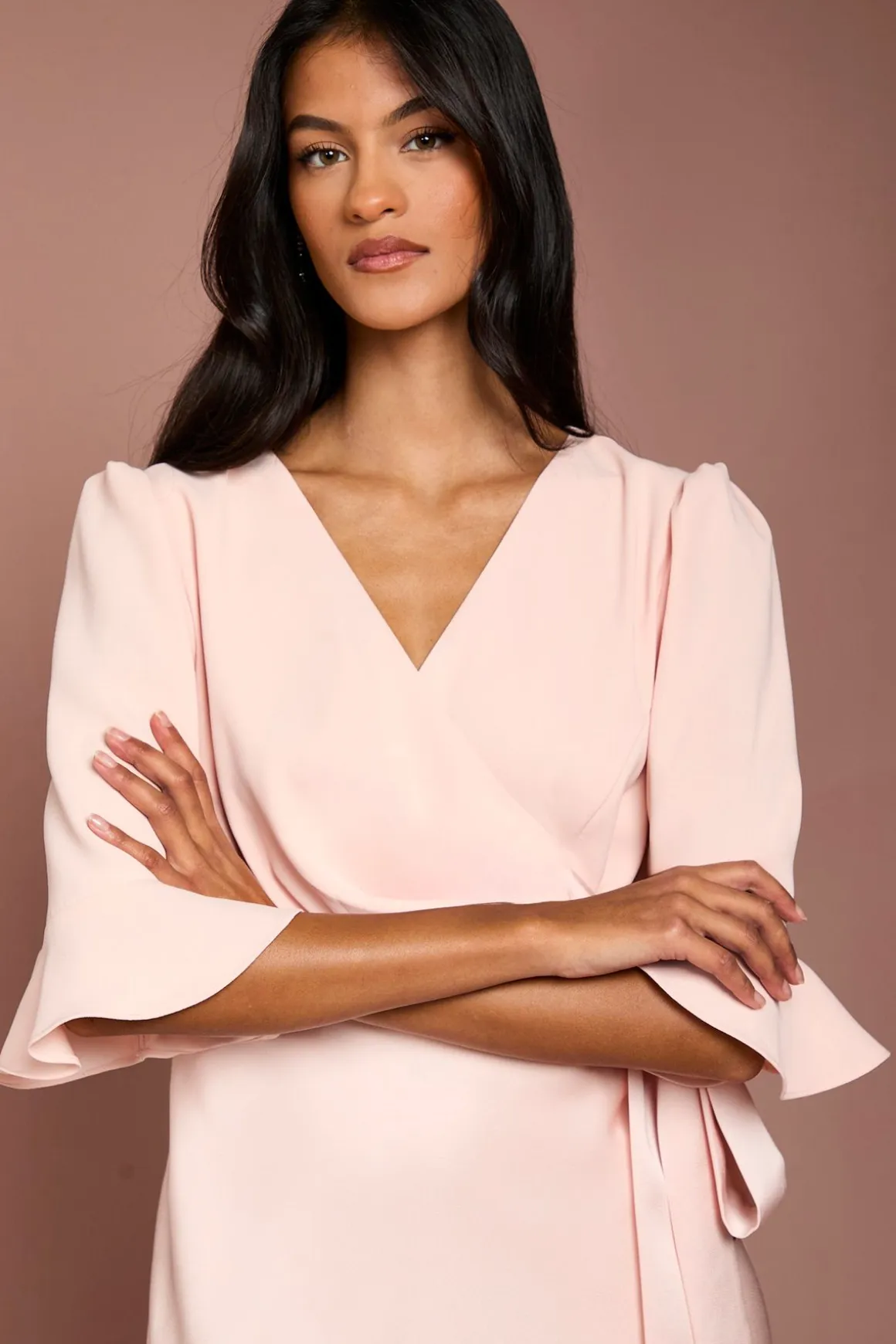 Robe Portefeuille Petite Taille En Crêpe Dos Satiné Avec Manches À Volants