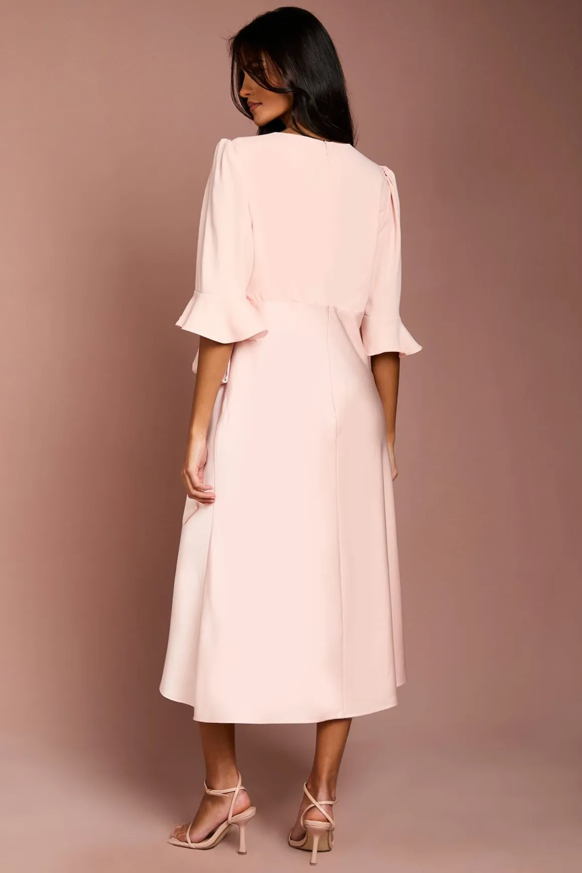 Robe Portefeuille Petite Taille En Crêpe Dos Satiné Avec Manches À Volants