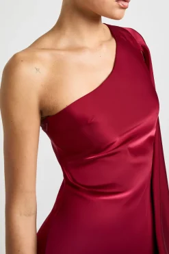 Robe Satinée Asymétrique Avec Manche Cape