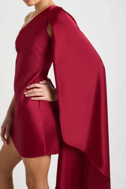 Robe Satinée Asymétrique Avec Manche Cape