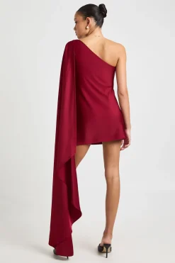 Robe Satinée Asymétrique Avec Manche Cape