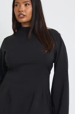 Robe shift grande taille avec détails cintrés et manches ballon