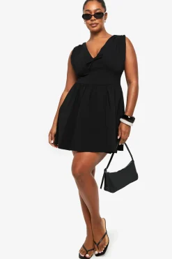 ROBE SKATER EN GRANDES TAILLES – DÉTAILS DE NOEUD, DÉCOLLETAGE PLONGÉ, CORSET