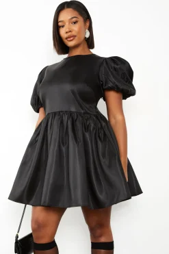 boohoo Robe skater en taffetas Plus avec nœud à l'arrière et manches bouffantes<Femme Robes Patineuses|Robes