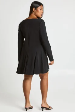 boohoo Robe skater grande taille à décolleté en cœur et à godets<Femme Robes Patineuses|Robes À Manches Longues
