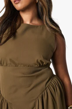 boohoo robe skater sans manches grande taille sur mesure<Femme Robes Patineuses|Robes