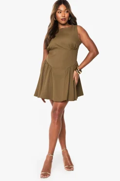 boohoo robe skater sans manches grande taille sur mesure<Femme Robes Patineuses|Robes