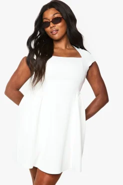 boohoo Robe skater structurée grande taille à manches cap<Femme Robes Patineuses|Robes À Manches Longues