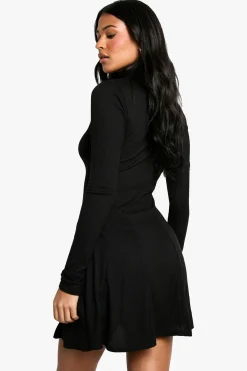 boohoo Robe skater taille longue à col roulé, ourlet godet et côtes<Femme Robes Patineuses|Robes À Manches Longues