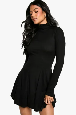 boohoo Robe skater taille longue à col roulé, ourlet godet et côtes<Femme Robes Patineuses|Robes À Manches Longues