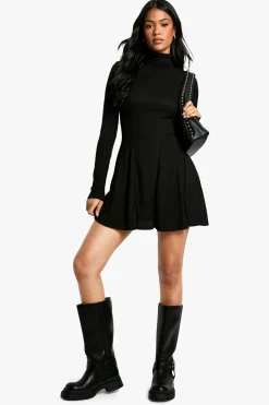 boohoo Robe skater taille longue à col roulé, ourlet godet et côtes<Femme Robes Patineuses|Robes À Manches Longues
