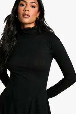 boohoo Robe skater taille longue à col roulé, ourlet godet et côtes<Femme Robes Patineuses|Robes À Manches Longues