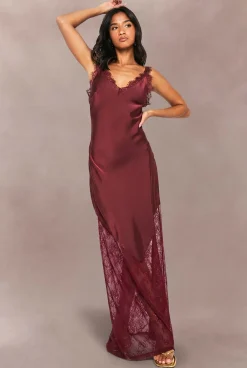 boohoo Robe slip Petite à ourlet en dentelle<Femme Satin Et Dentelle|Robes