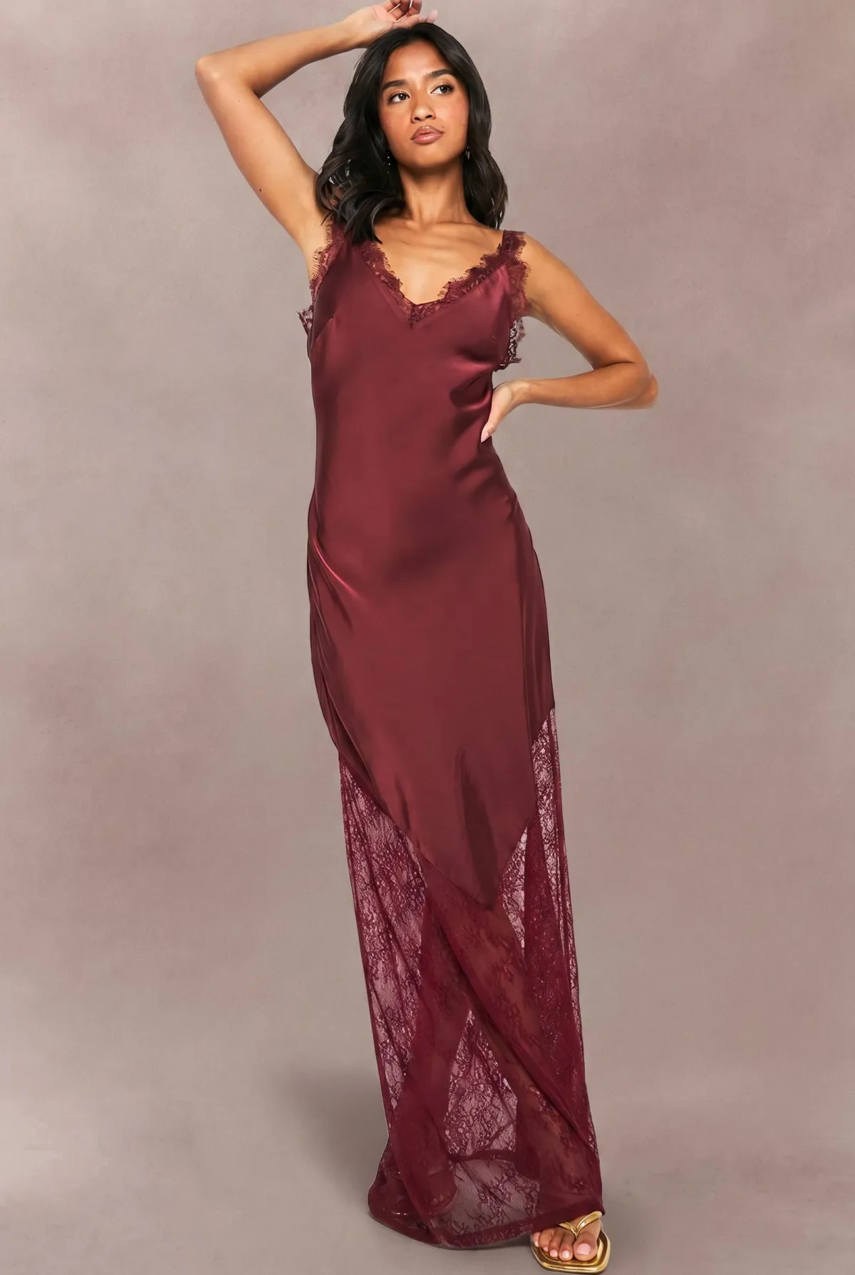 boohoo Robe slip Petite à ourlet en dentelle<Femme Satin Et Dentelle|Robes