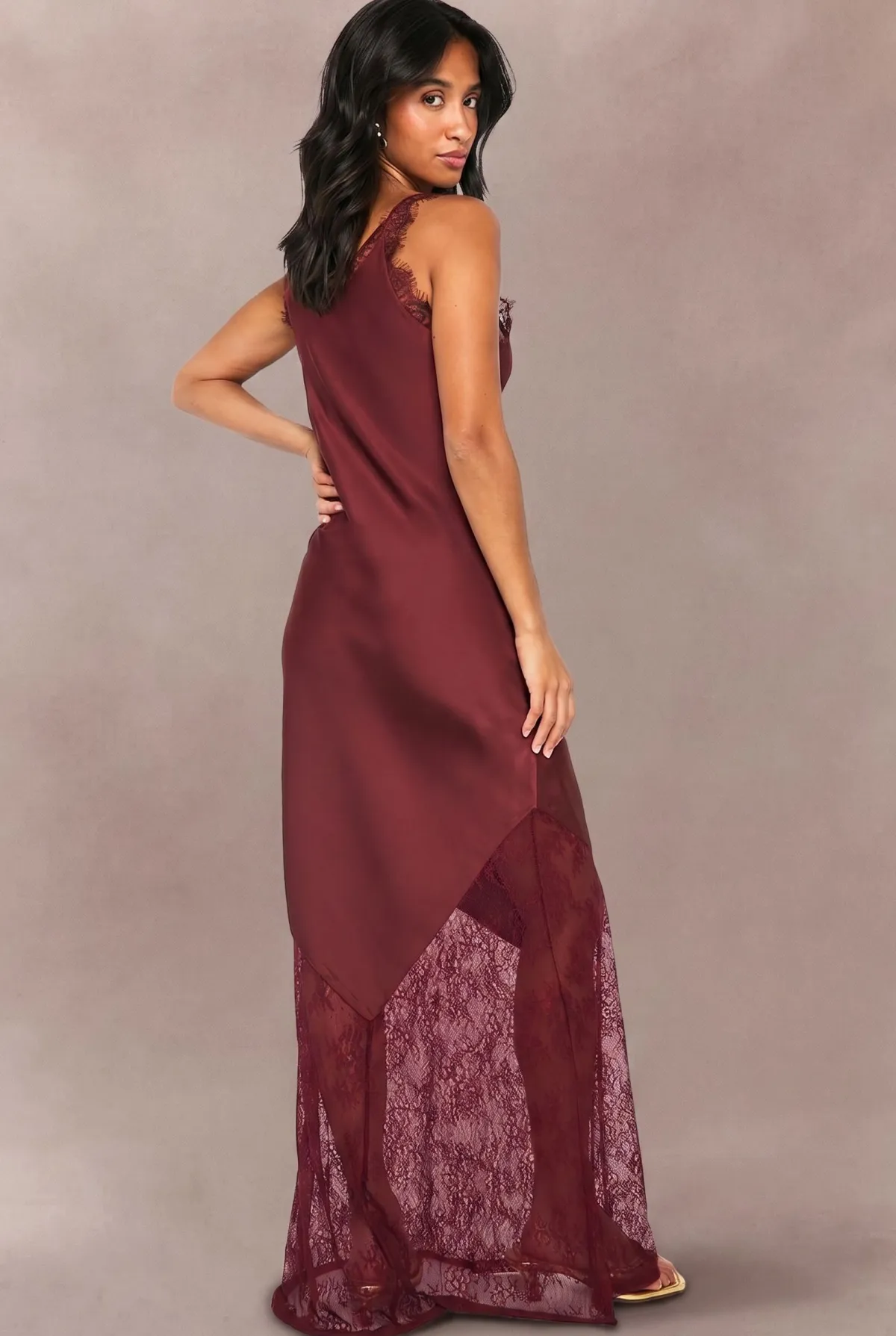 boohoo Robe slip Petite à ourlet en dentelle<Femme Satin Et Dentelle|Robes