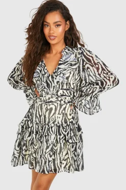 boohoo Robe smockée en chiffon à imprimé animal et volants<Femme Robes Patineuses|Robes À Manches Longues