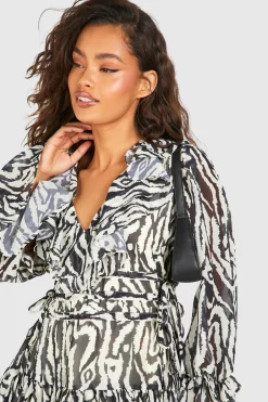 boohoo Robe smockée en chiffon à imprimé animal et volants<Femme Robes Patineuses|Robes À Manches Longues