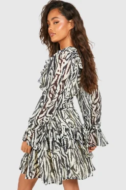 boohoo Robe smockée en chiffon à imprimé animal et volants<Femme Robes Patineuses|Robes À Manches Longues