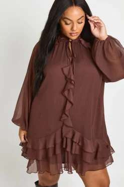 boohoo Robe Smock En Mousseline À Volants Grande Taille<Femme Looks Chocolat|Robes Courtes