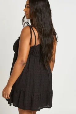 boohoo Robe Smockée Étagée Grande Taille À Encolure Festonnée En Broderie Anglaise<Femme Robes Courtes|Robes