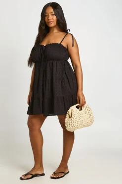 boohoo Robe Smockée Étagée Grande Taille À Encolure Festonnée En Broderie Anglaise<Femme Robes Courtes|Robes