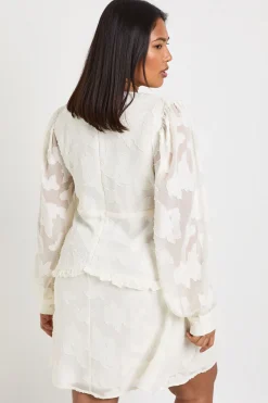 boohoo Robe Smockée À Volants En Mousseline Dévorée Grande Taille<Femme Robes Courtes|Robes À Manches Longues
