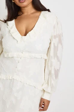 boohoo Robe Smockée À Volants En Mousseline Dévorée Grande Taille<Femme Robes Courtes|Robes À Manches Longues