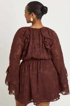 boohoo Robe Smockée À Volants Et Imprimé Floral Dévoré Grande Taille<Femme Looks Chocolat|Robes Babydoll