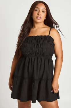 boohoo Robe Smock Étagée À Bretelles Froncée Effet Lin Grande Taille<Femme Robes Courtes|Robes