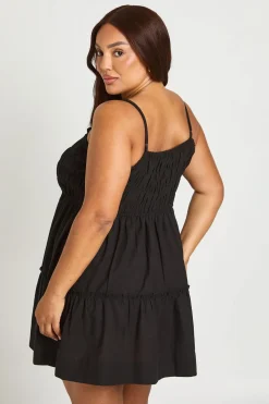boohoo Robe Smock Étagée À Bretelles Froncée Effet Lin Grande Taille<Femme Robes Courtes|Robes