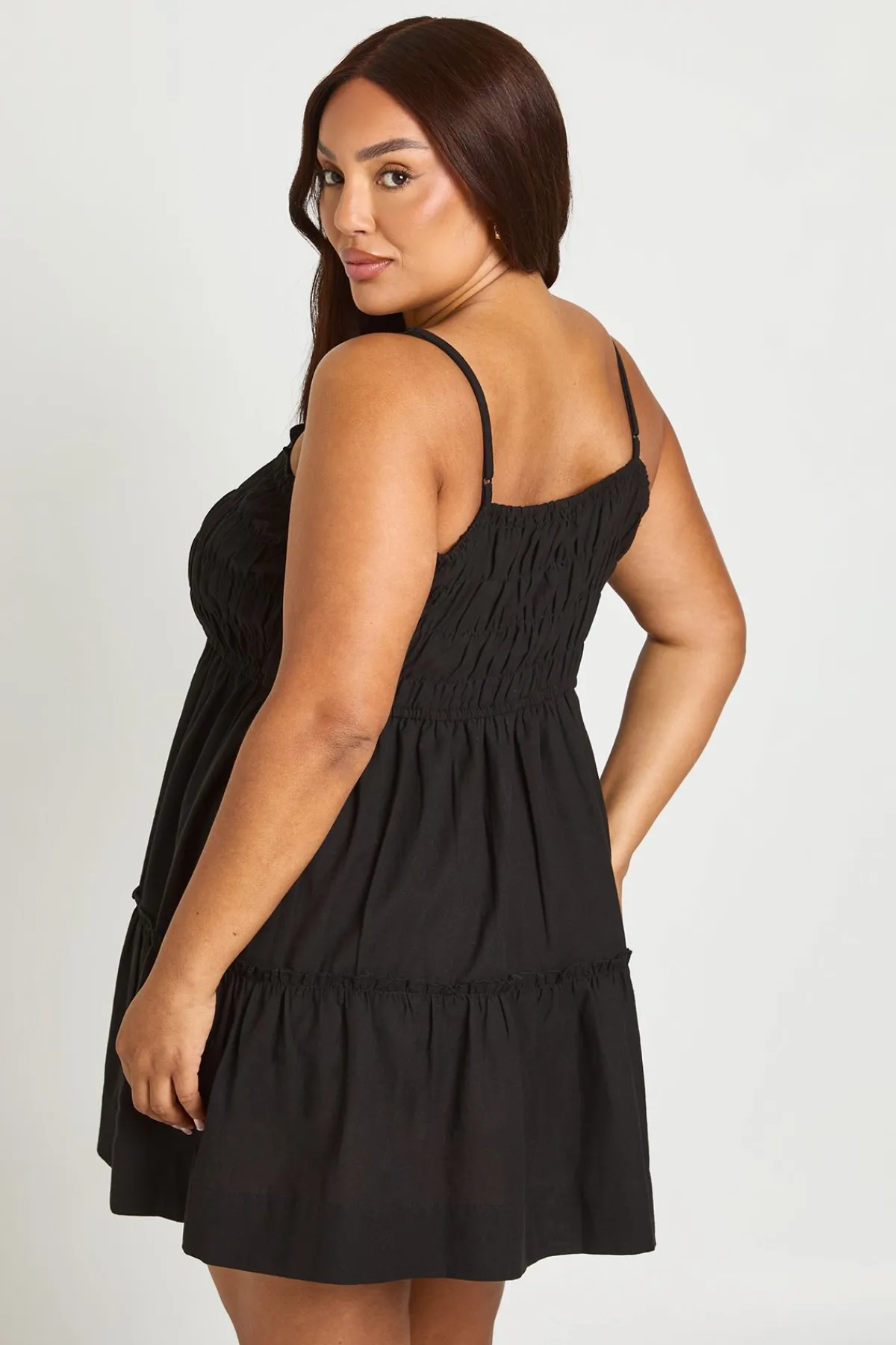 boohoo Robe Smock Étagée À Bretelles Froncée Effet Lin Grande Taille<Femme Robes Courtes|Robes